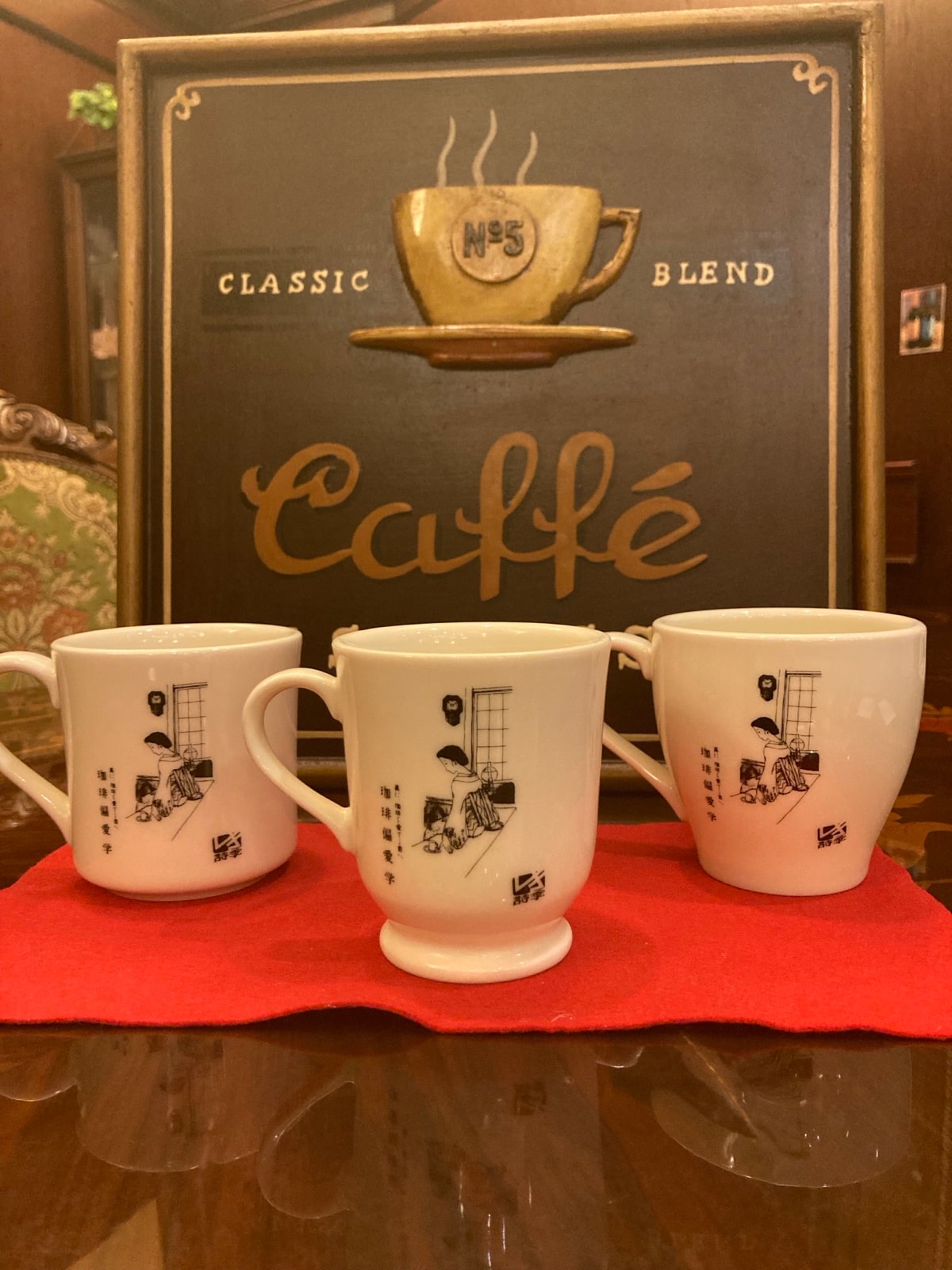 詩季のカップとCAFE BLENDの看板